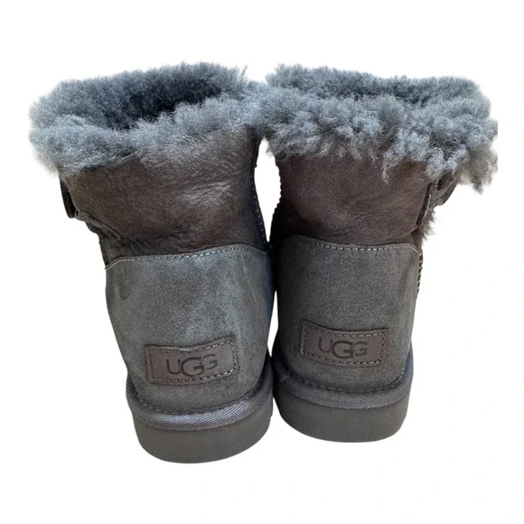 🔥UGG Mini 🖤🩶🖤Bailey Button II Grey Suede Sheepskin Ankle Boots sz 9 - Picture 6 of 9